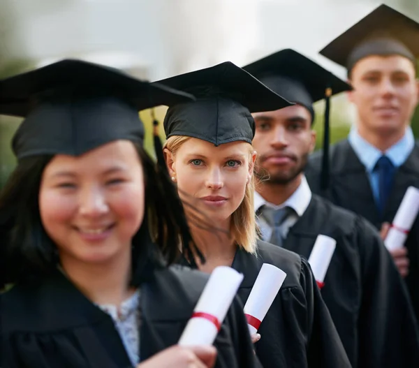 Vale Pena Estudar Grupo Graduados Universitários Boné Vestido Segurando Seus — Fotografia de Stock