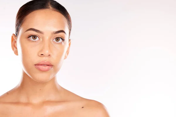 Skincare Szépség Portré Latin Egy Fehér Háttér Stúdió Bőrgyógyászat Testápolás — Stock Fotó