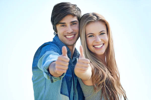 Jeune Positive Jeune Couple Positif Aimant Debout Extérieur — Photo