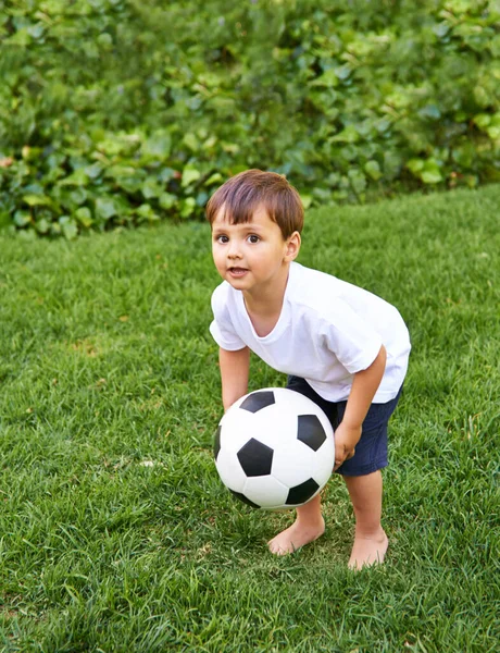 Prática Tudo Menino Adorável Brincando Com Uma Bola Futebol Fora — Fotografia de Stock