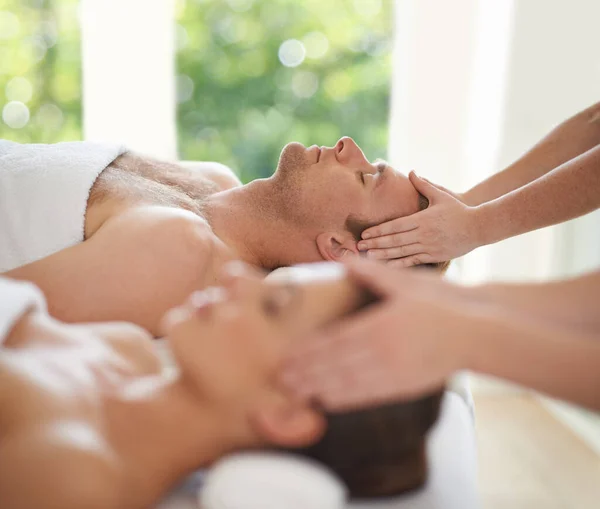 Eine Entspannende Massage Mit Seiner Frau Ein Junges Paar Bekommen — Stockfoto