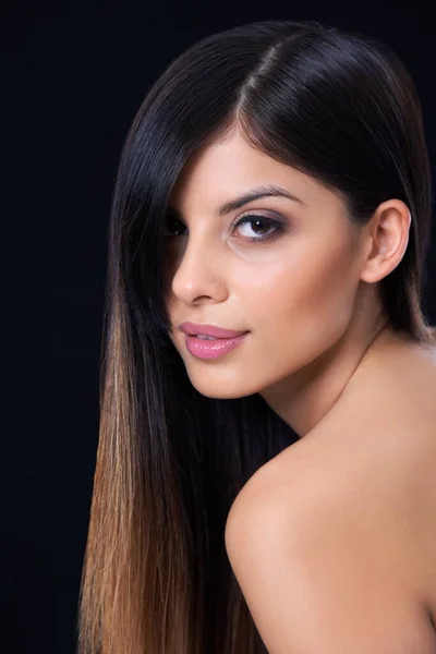 Haare Und Schönheit Unübertroffen Studioaufnahme Eines Schönen Brünetten Modells Mit — Stockfoto