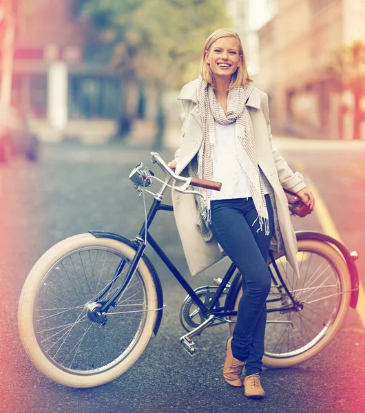 骑自行车旅行 你会错过所有的交通 在城市里一个年轻迷人的女人靠在自行车上的全长肖像 — 图库照片