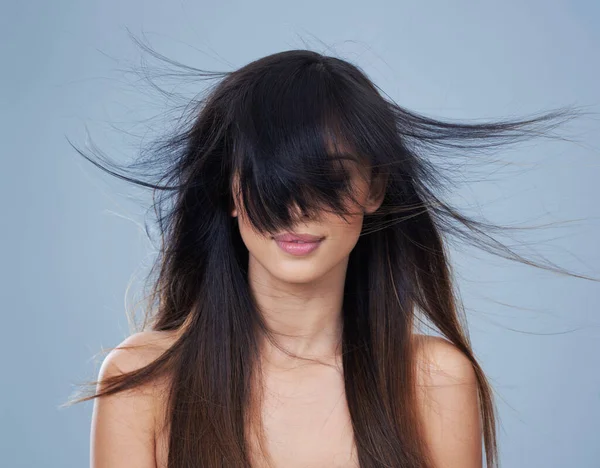 Haarfreiheit Studioaufnahme Einer Jungen Frau Mit Windgewehten Haaren — Stockfoto
