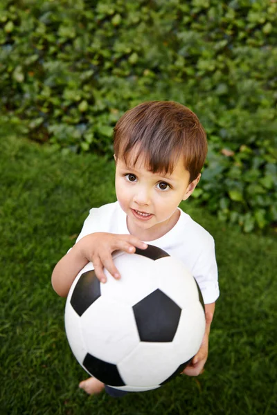 Atire Para Seus Objetivos Menino Adorável Brincando Com Uma Bola — Fotografia de Stock