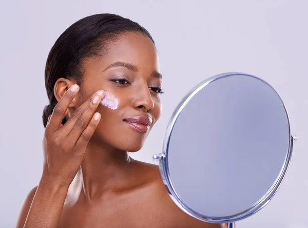Enhancing Her Natural Beauty Studio Shot Young African American Woman — Stock Photo, Image