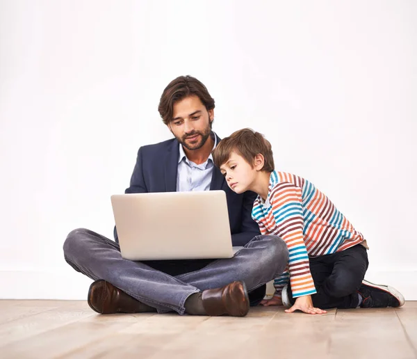 Używanie Technologii Jako Narzędzia Nauczania Ojciec Jego Syn Siedzą Podłodze — Zdjęcie stockowe
