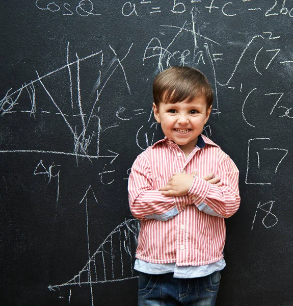 Tak Się Robi Młody Chłopiec Tablicą Pełną Równań Matematycznych — Zdjęcie stockowe