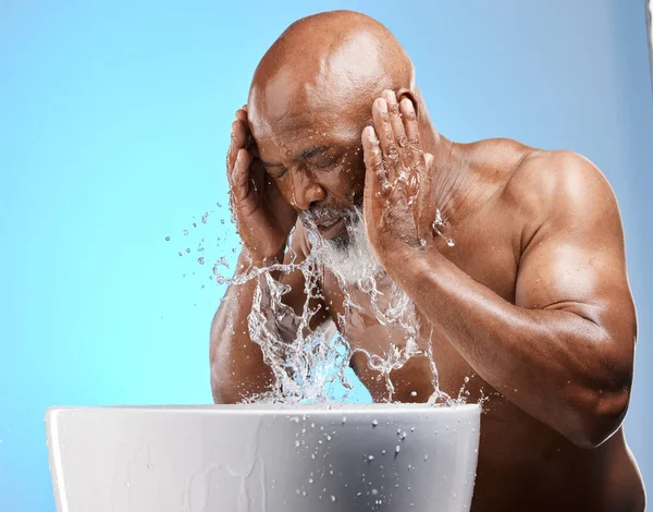 Skincare Water Splash Black Man Senior Skincare Ενώ Πλένετε Πρόσωπο — Φωτογραφία Αρχείου