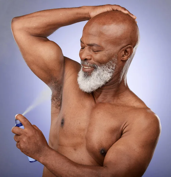 Αποσμητικό Περιποίηση Και Ηλικιωμένος Μαύρος Άνδρας Αυτοφροντίδα Υγιεινή Ομορφιά Και — Φωτογραφία Αρχείου