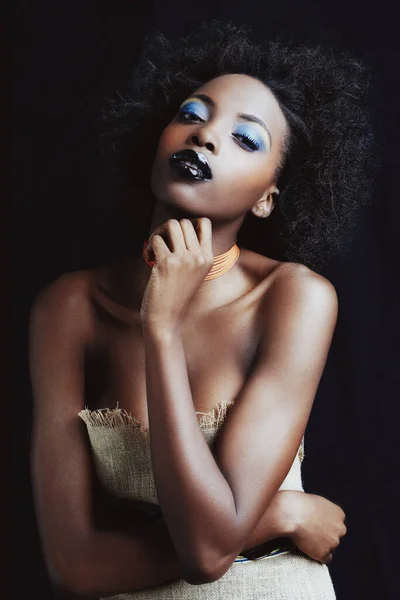 Prawdziwa Afrykańska Piękność Piękna Afrykańska Kobieta Pozująca Czarnym Tle — Zdjęcie stockowe