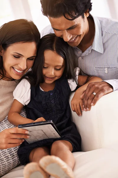 Educare Suoi Genitori Una Giovane Famiglia Affettuosa Che Condivide Tablet — Foto Stock