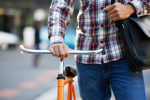 Transporte Perfeito Cidade Homem Empurrando Sua Bicicleta Cidade — Fotografia de Stock