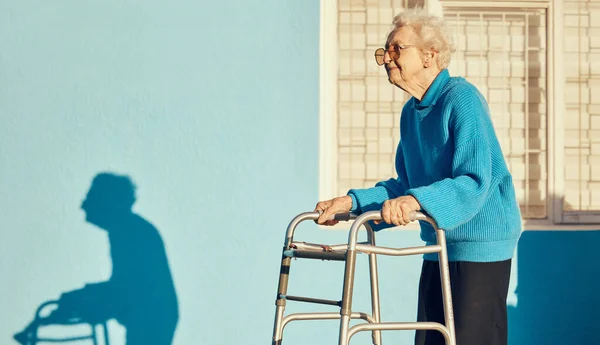 Starší Chodec Žena Městě Zdravotním Postižením Osteoporózou Nebo Artritidou Chodí — Stock fotografie