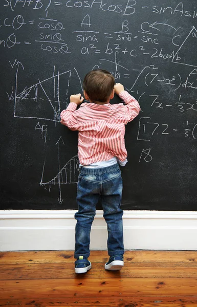 Uitdaging Geaccepteerd Een Jonge Jongen Met Een Schoolbord Vol Wiskundige — Stockfoto