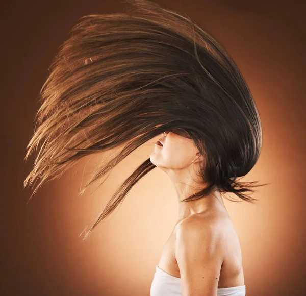 Ομορφιά Περιποίηση Μαλλιών Και Flip Προφίλ Ένα Μοντέλο Επίπεδο Φόντο — Φωτογραφία Αρχείου