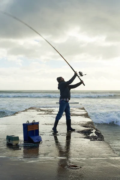 Prend Son Temps Pour Grosse Prise Pêcheur Solitaire Pêchant Large — Photo