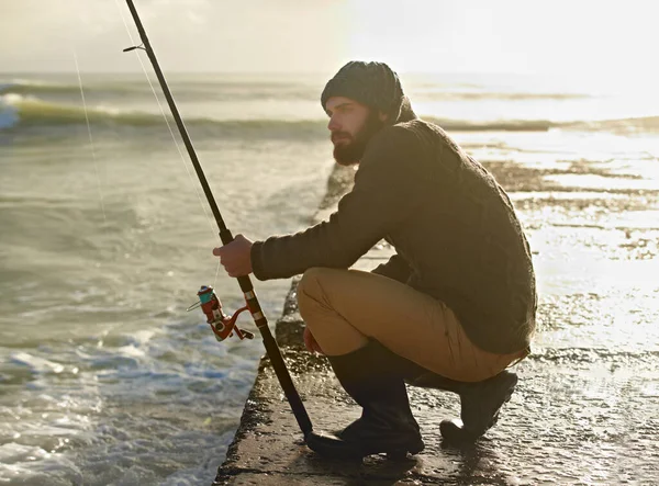 Rybaření Jeho Oblíbený Koníček Vousatý Muž Rybařící Pláži — Stock fotografie