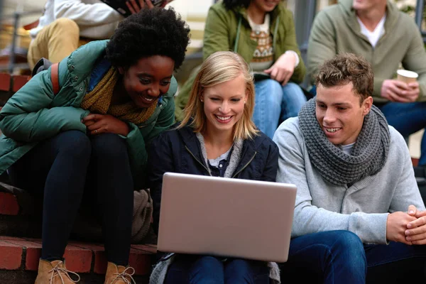 Studiemateriaal Één Plek Een Groep Studenten Zoek Naar Een Laptop — Stockfoto