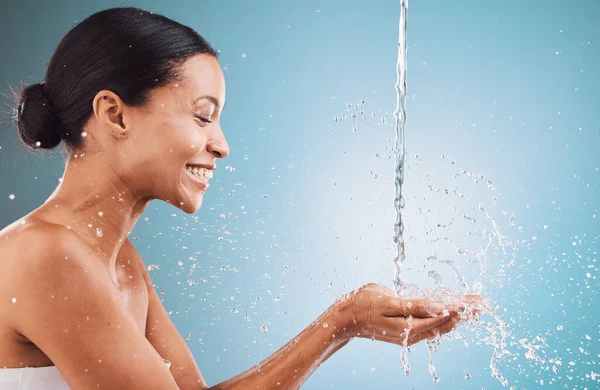 Schoonheid Huidverzorging Water Spatten Blauwe Studio Achtergrond Met Geluk Voor — Stockfoto