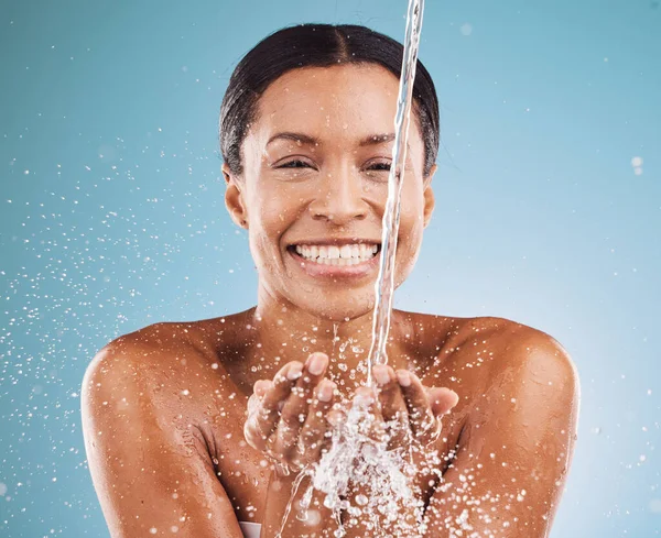 スキンケアの健康 美しさの健康とスタジオで青を背景に幸せなシャワー付きのクリーニング 水と黒の女性 水スプラッシュ 化粧品の笑顔とボディセルフケアとモデルの顔の肖像画 — ストック写真