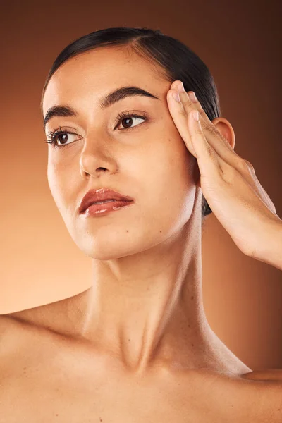 美容化妆品 化妆品或面部护理中的女性 皮肤护理和面部护理 美女模特在美容美发中放松地触摸皮肤或完美地模仿护理 — 图库照片