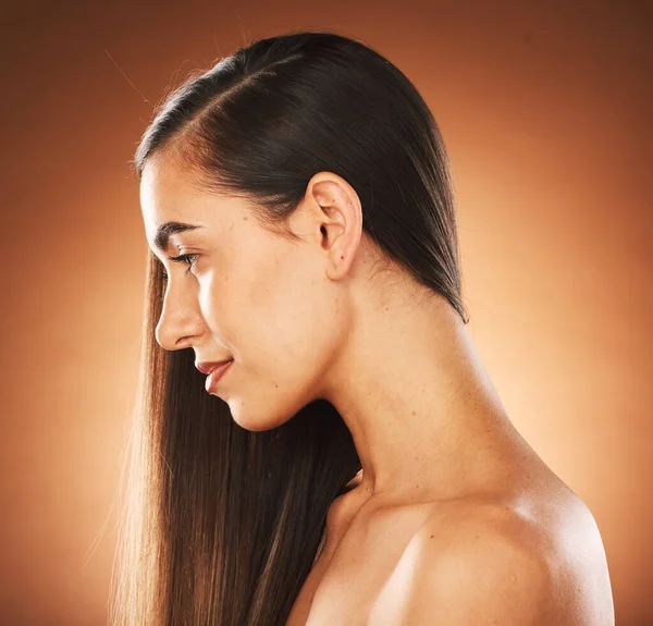 美感和头发与模特在工作室的棕色背景 以促进角蛋白治疗 与一位漂亮的年轻女性合影自然护发的发型 发型和健康 — 图库照片