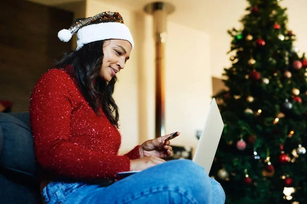 Noel Ecommerce Kredi Kartı Dizüstü Bilgisayarı Olan Kadın Alışveriş Internet — Stok fotoğraf