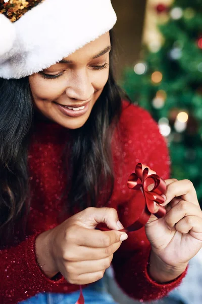 Γυναίκα Χαρούμενη Και Γραβάτα Χριστουγεννιάτικη Κορδέλα Χαλαρώστε Στο Σπίτι Για — Φωτογραφία Αρχείου