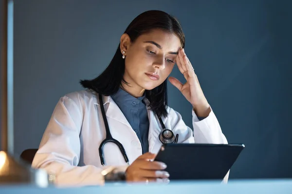 医院和护理人员看数据时 医生和工作平板都会感到压力 一名女雇员思考和进行在线手术规划时的倦怠 疲倦和焦虑 — 图库照片