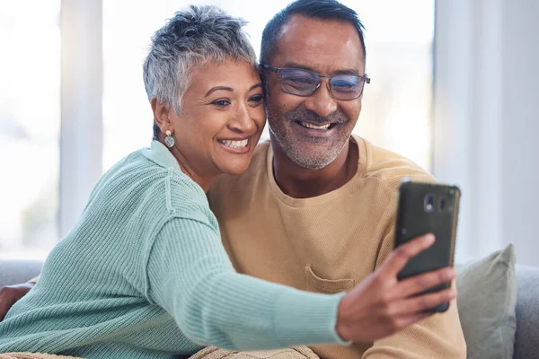 Couple Aîné Selfie Téléphonique Pour Bien Être Sur Pension Ensemble — Photo