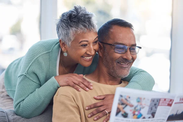 Aşk Yaşlı Çift Evin Oturma Odasında Gazete Okumak Emeklilik Rahatlamak — Stok fotoğraf