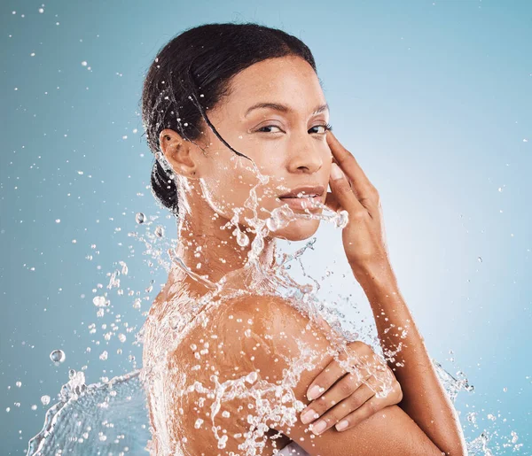 Salpicadura Agua Belleza Mujer Negra Con Paz Cuidado Piel Bienestar —  Fotos de Stock