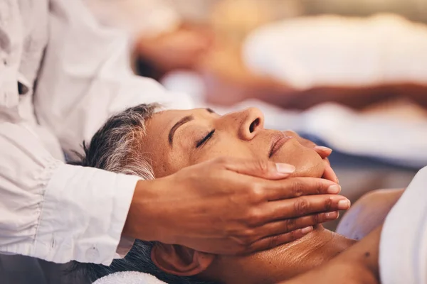Gezicht Massage Vrouw Ontspannen Spa Voor Wellness Luxe Cosmetologie Zen — Stockfoto