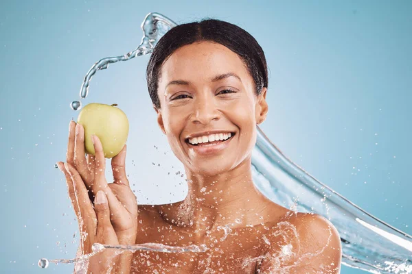 Siyah Kadınla Elma Güzellik Temizlik Hijyen Cilt Bakımı Için Duştan — Stok fotoğraf