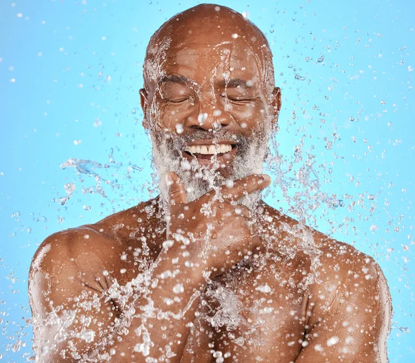Cuerpo Limpieza Hombre Mayor Con Agua Para Cuidado Personal Jubilación — Foto de Stock