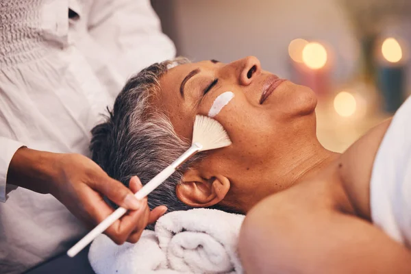 Facial Relaxar Mulher Sênior Spa Para Bem Estar Saúde Tratamento — Fotografia de Stock