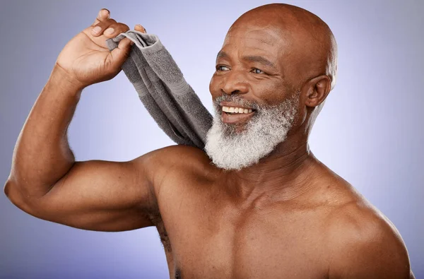 Duş Hijyen Havlu Stüdyoda Yaşlı Siyahi Bir Adamla Temizlik Cilt — Stok fotoğraf