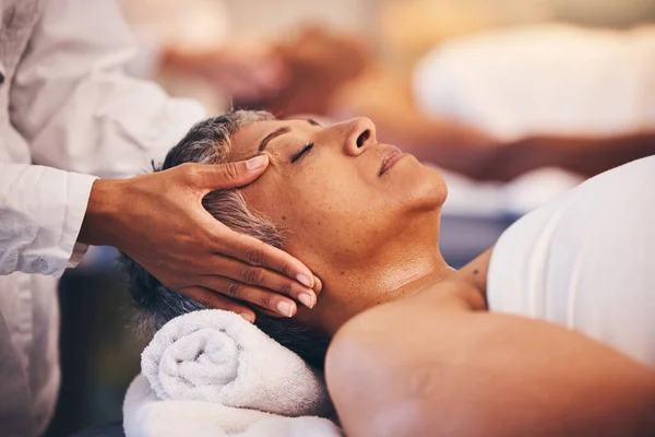 Masaje Facial Relax Mujer Mayor Spa Wellness Dormir Durante Terapia —  Fotos de Stock