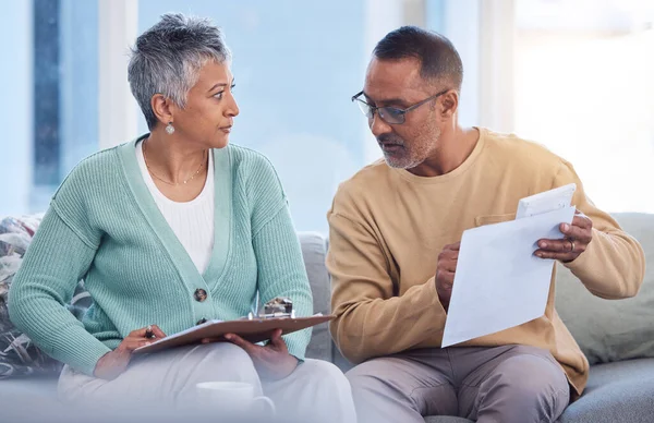 Finanzen Hypothek Und Altes Ehepaar Mit Einem Budget Auf Dem — Stockfoto