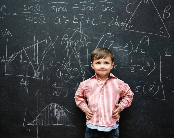 Moje Práce Tady Skončila Mladý Chlapec Tabulí Plnou Matematických Rovnic — Stock fotografie