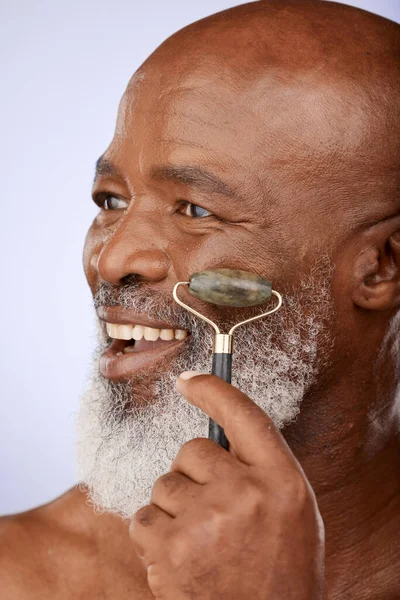 Bellezza Cura Della Pelle Rullo Viso Giada Con Uomo Anziano — Foto Stock