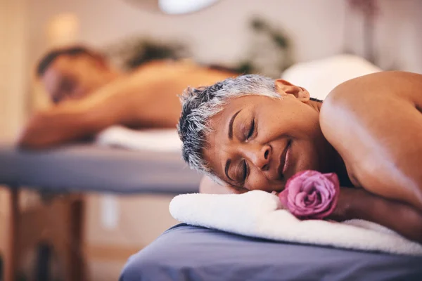 Relaks Para Masaż Spa Dla Seniorów Stole Zabiegów Wellness Zen — Zdjęcie stockowe