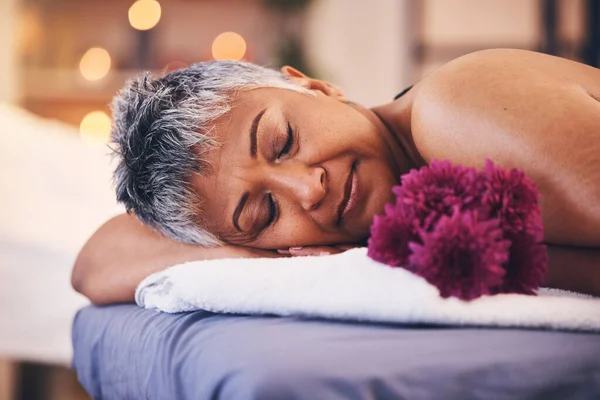 Senior Mulher Rosto Dormindo Cama Massagem Para Luxo Bem Estar — Fotografia de Stock