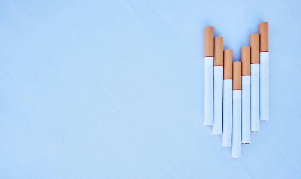 Cigaretta Egy Stúdióban Egy Kék Háttér Mockup Rák Mérgező Függőség — Stock Fotó