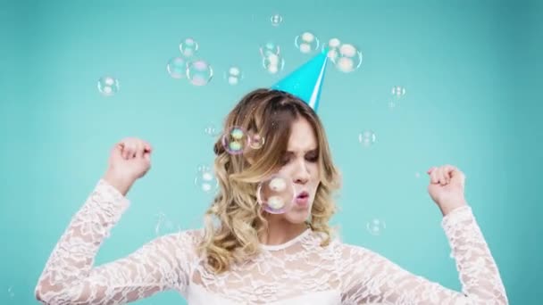 Boldog Táncos Bulizós Őrült Energiatánccal Buborékokkal Zenével Vicces Boldog Vagy — Stock videók