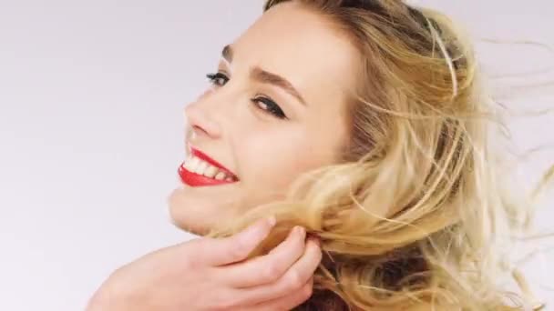 Stüdyoda Makyaj Malzemesi Sağlıklı Saç Bakımı Yüz Derisi Olan Kadın — Stok video