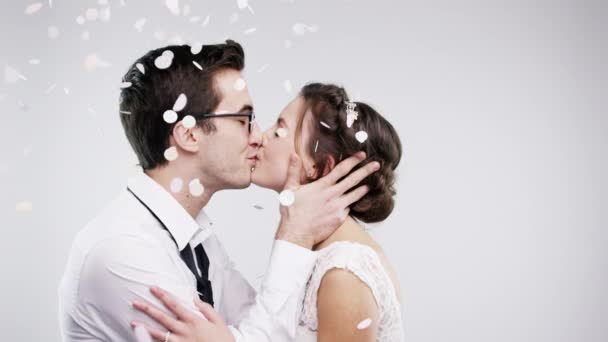 Свадьба Женитьба Поцелуй Молодой Парой Целующейся Студии Сером Фоне Макетом — стоковое видео