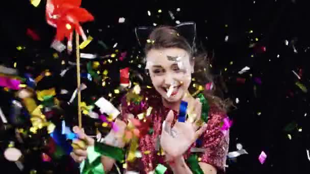 庆祝和女人在一个意大利面派对 风能玩具和微笑在一个黑色工作室背景下的新的一年 喜剧事件 摄影棚舞蹈和疯狂的女孩在一个晚上的活动庆祝 — 图库视频影像