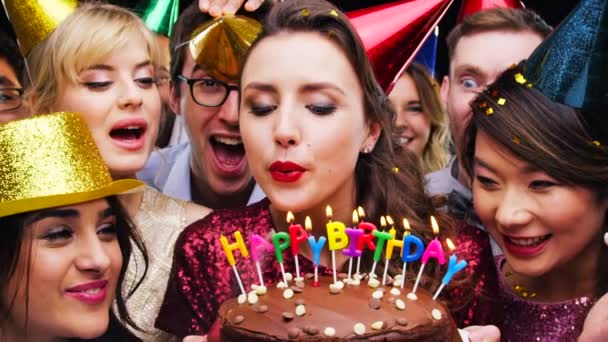 케이크는 친구들 스튜디오에서 촛불을 파티를 그리고 사람들이 축하하는 시간을 즐기는 — 비디오